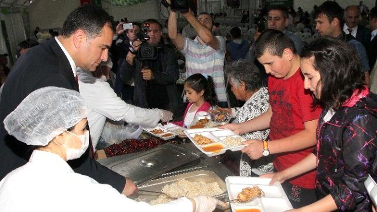 Çankaya Belediye Başkanı Taşdelen\'den İftar Çadırına Ziyaret