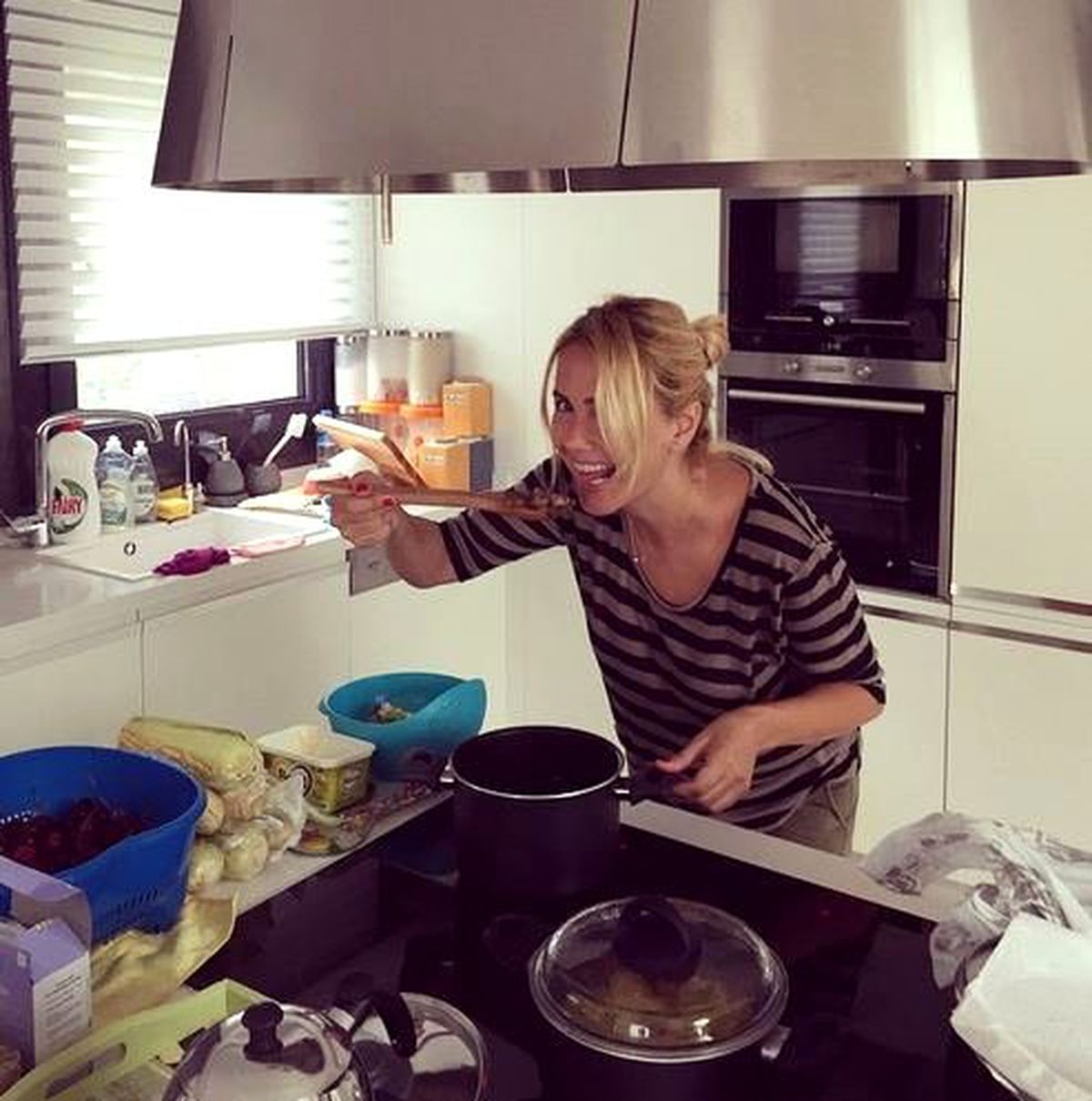 Ece Erken'in Yemeğin Tadına Bakarken Verdiği Pozu Olay Oldu