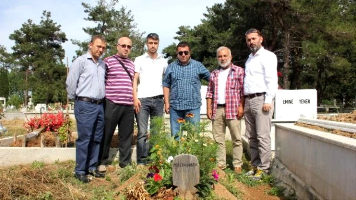 Gazeteciler Mustafa Usta\'yı Mezarı Başında Andı
