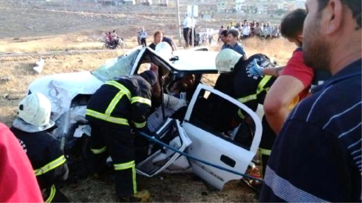 Gaziantep\'te 2 Otomobil Çarpıştı: 2 Ölü, 4 Yaralı