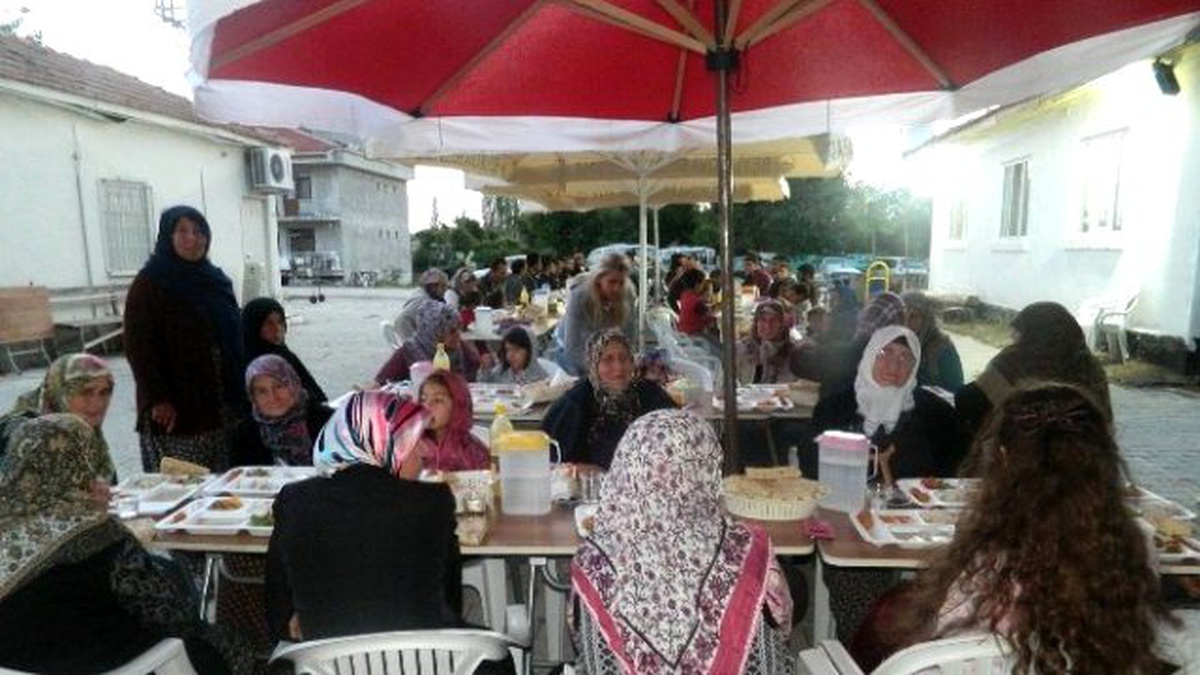 İmece Usulü ile Günde 250 Kişiye İftar Yemeği Veriyorlar