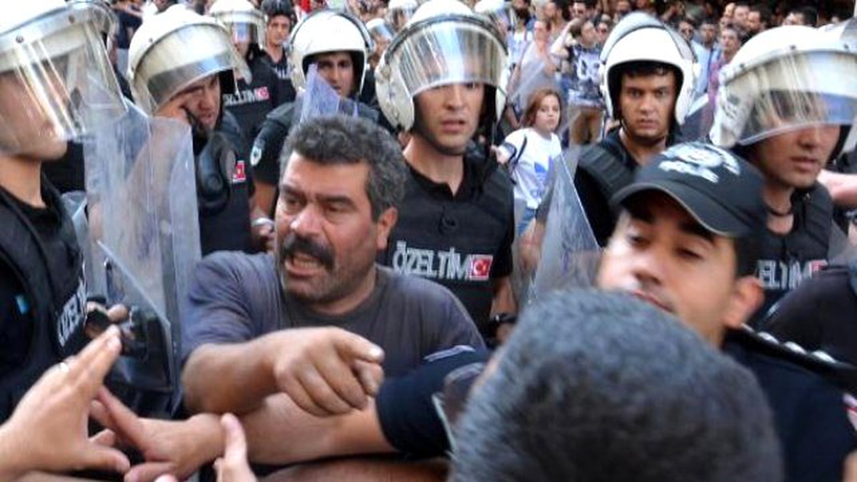 Lgbti Onur Yürüyüşü\'ne Polisten Müdahale