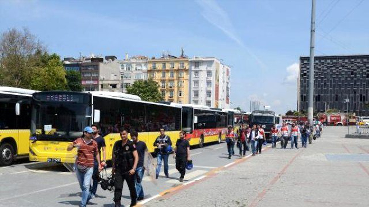 Lgbti Onur Yürüyüşü Öncesi Taksim\'de Yoğun Güvenlik Önlemi