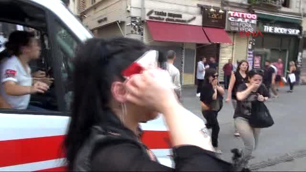 Lgbti Yürüyüşünde 2 Gösterici Yaralandı