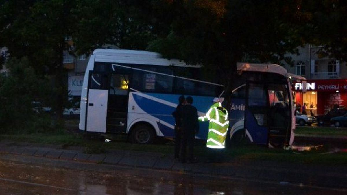 Midibüs Refüje Çıktı: 2 Yaralı