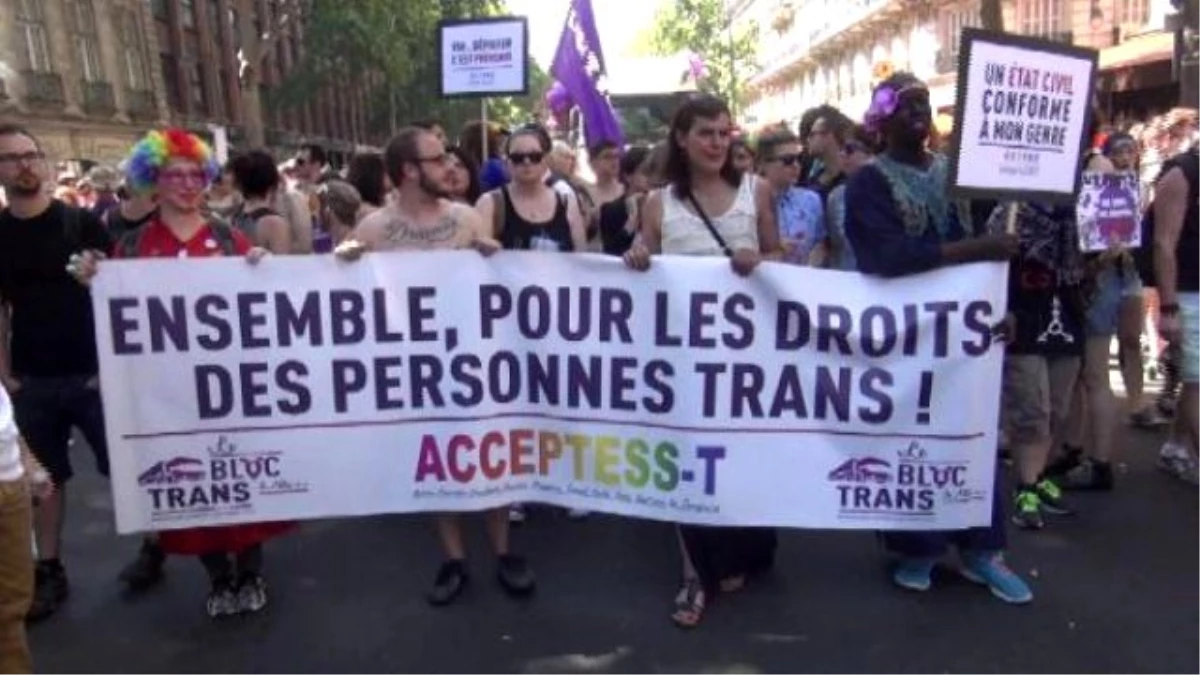 Paris\'te \'Gay Pride\' Gösterisi...