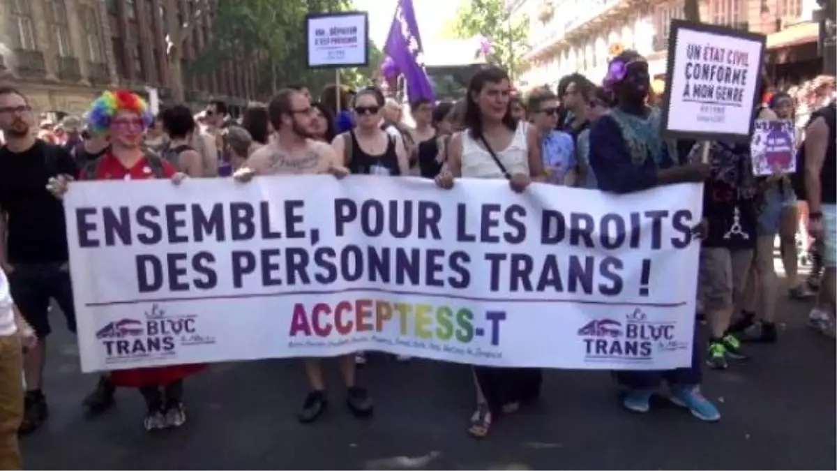 Paris\'te \'Gay Pride\' Gösterisi...