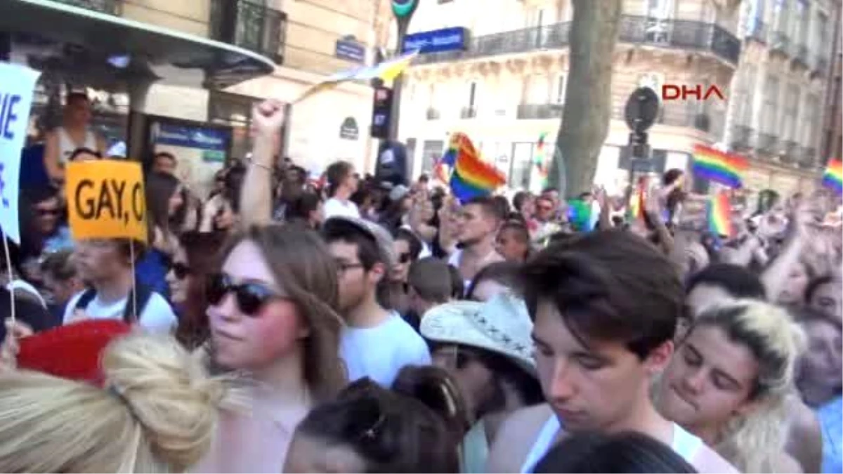 Paris\'te \'Gay Pride\' Gösterisi...