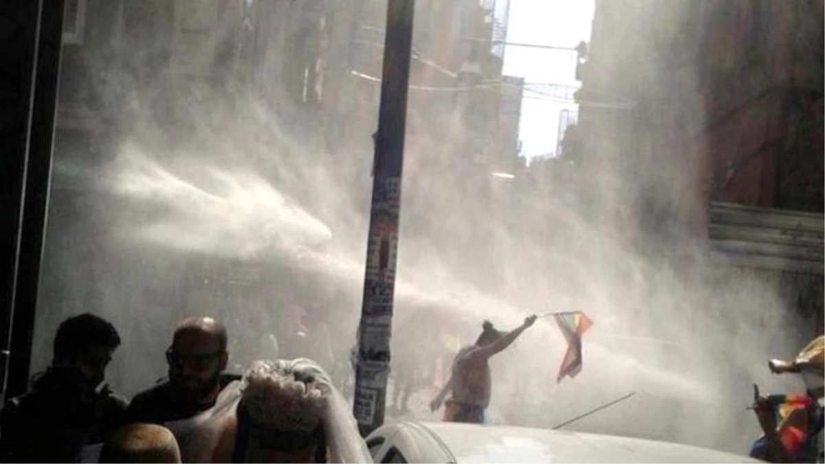 Polis Taksim\'de LGBT Yürüyüşüne Müdahale Etti