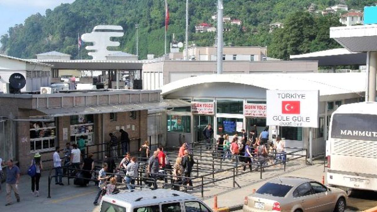 Sarp Sınır Kapısı'ndan 77 Metrelik Labirenti Bitirip Geçilebiliyor