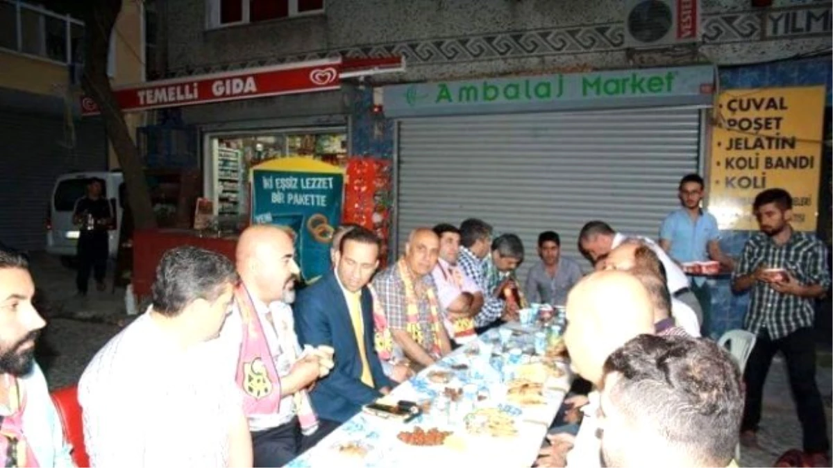 Taraftar Grubu Marmara Derebeyleri\'nden Sokak İftarı