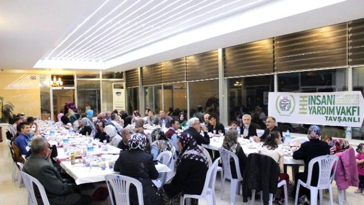 Tavşanlı\'da İhh\'dan Yetimlere İftar
