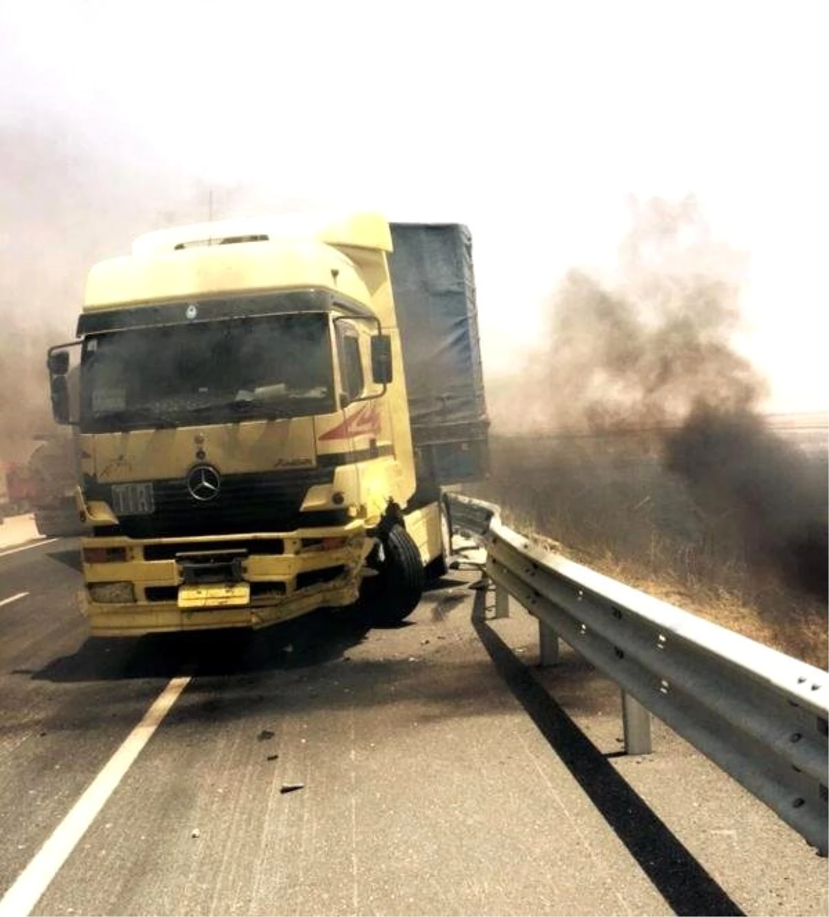 Anız Dumanın Kapladığı Yolda TIR\'la Otomobil Çarpıştı: 1 Ölü, 3 Yaralı