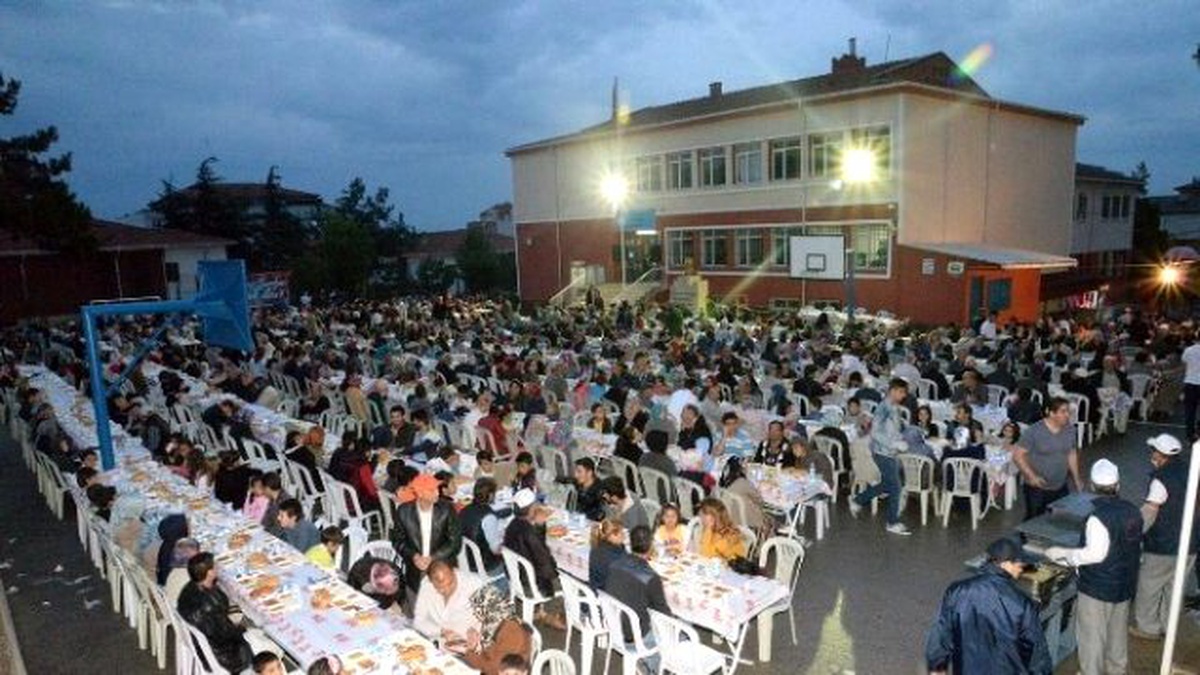 Belediyenin İftarında Beşiktaş Mahalle Sakinleri Bir Araya Geldi