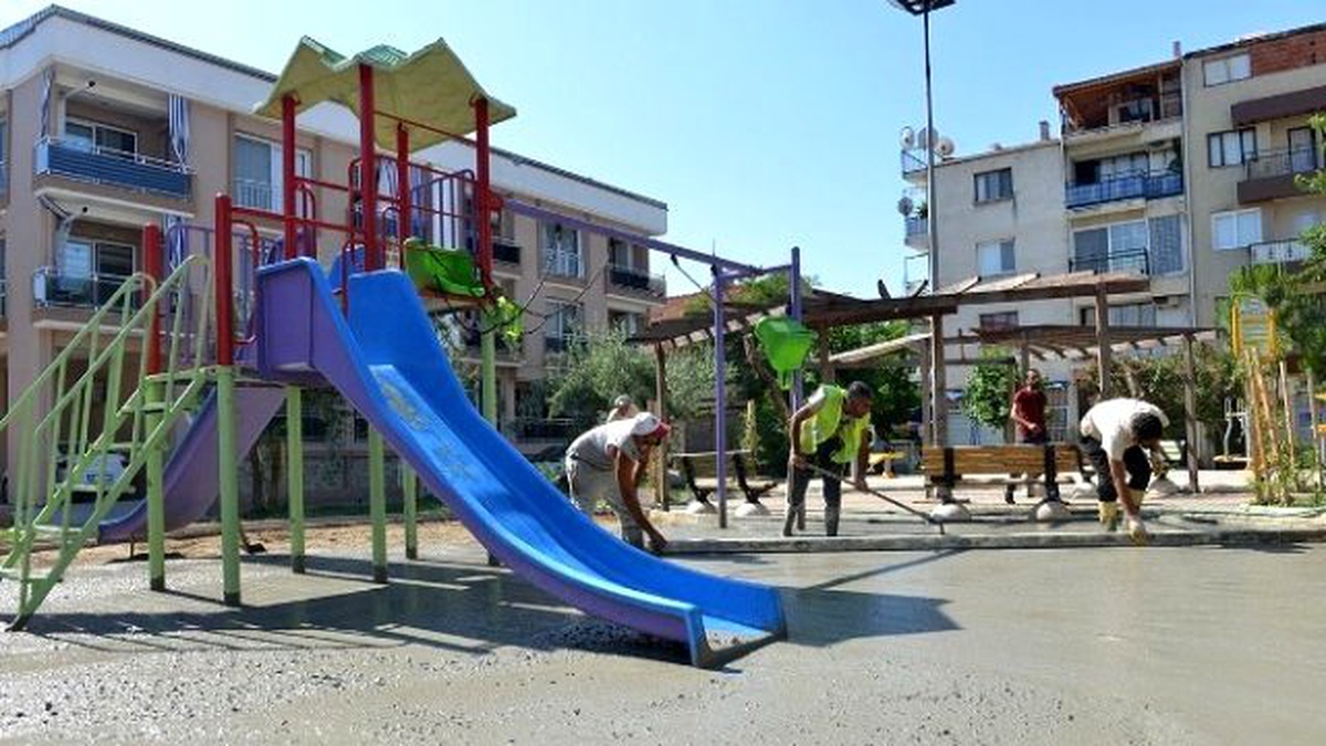 Çiğli\'de Kazalara Karşı Parklara Kauçuk Döşeniyor