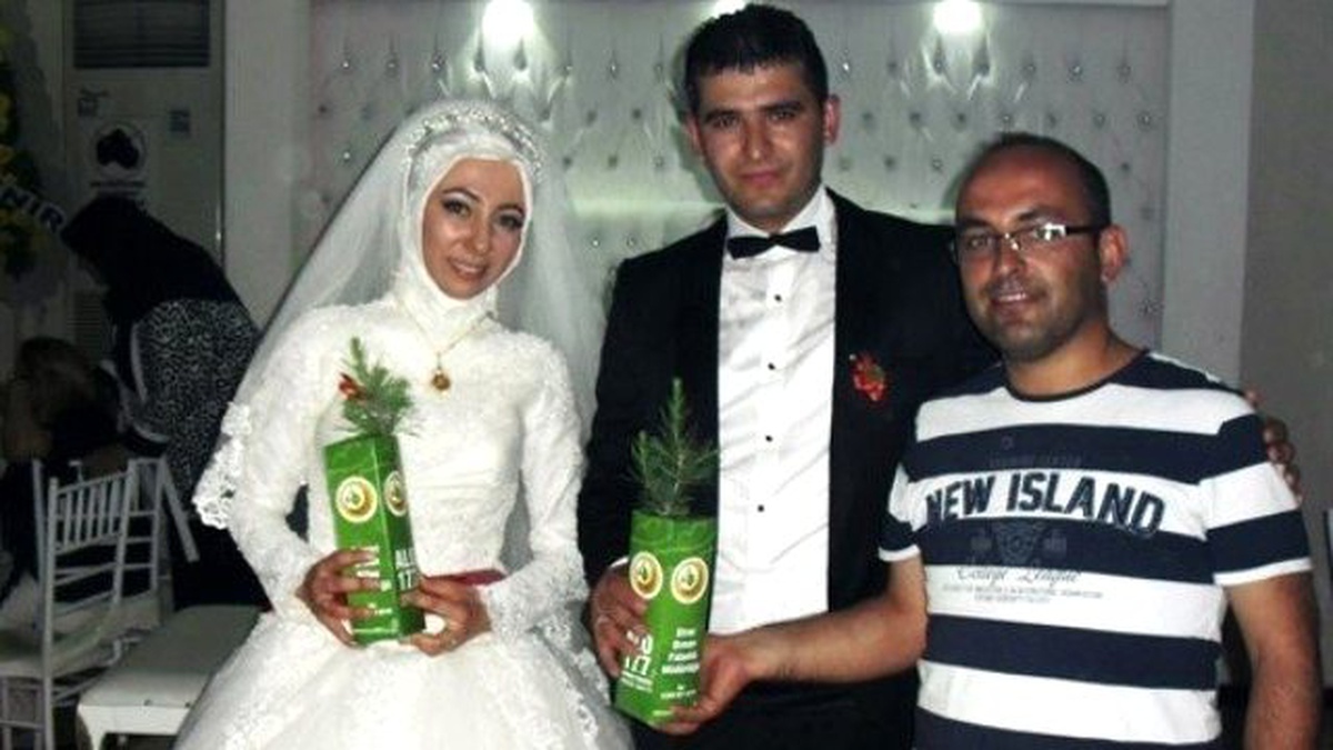 Düğüne Gelen Davetlilere Nikah Şekeri Yerine Tüplü Fidan Dağıtıldı