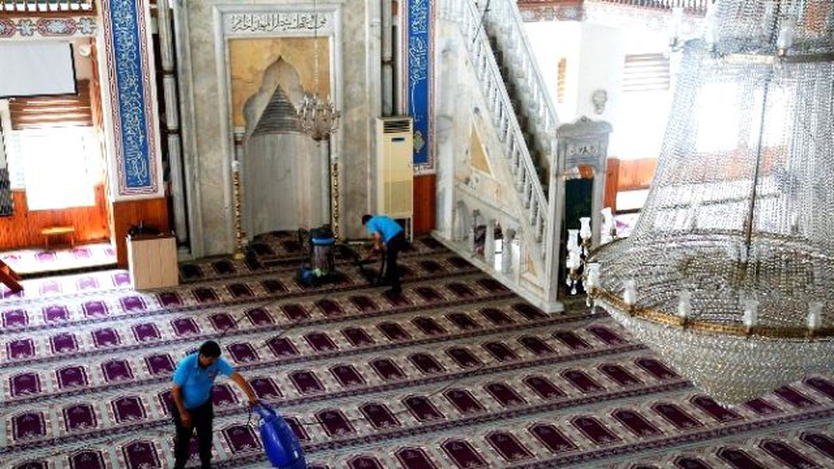 Erdemli Belediyesi\'nden Cami Temizliği