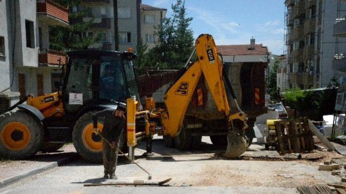 İletişim ve Doğalgaz Şirketlerinin Açtığı Çukurlara Belediye Yama Çalışması Yapıyor