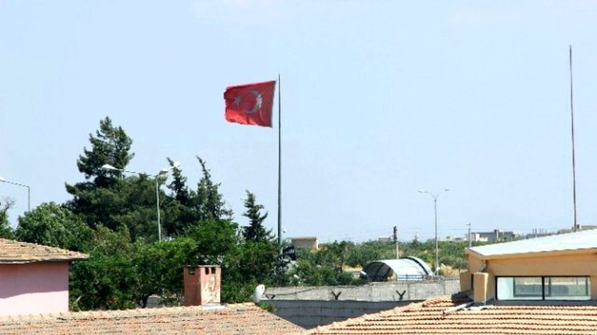 Karkamış\'ta Işid Bayrağıyla Türk Bayrağı Karşı Karşıya Dalgalınyor