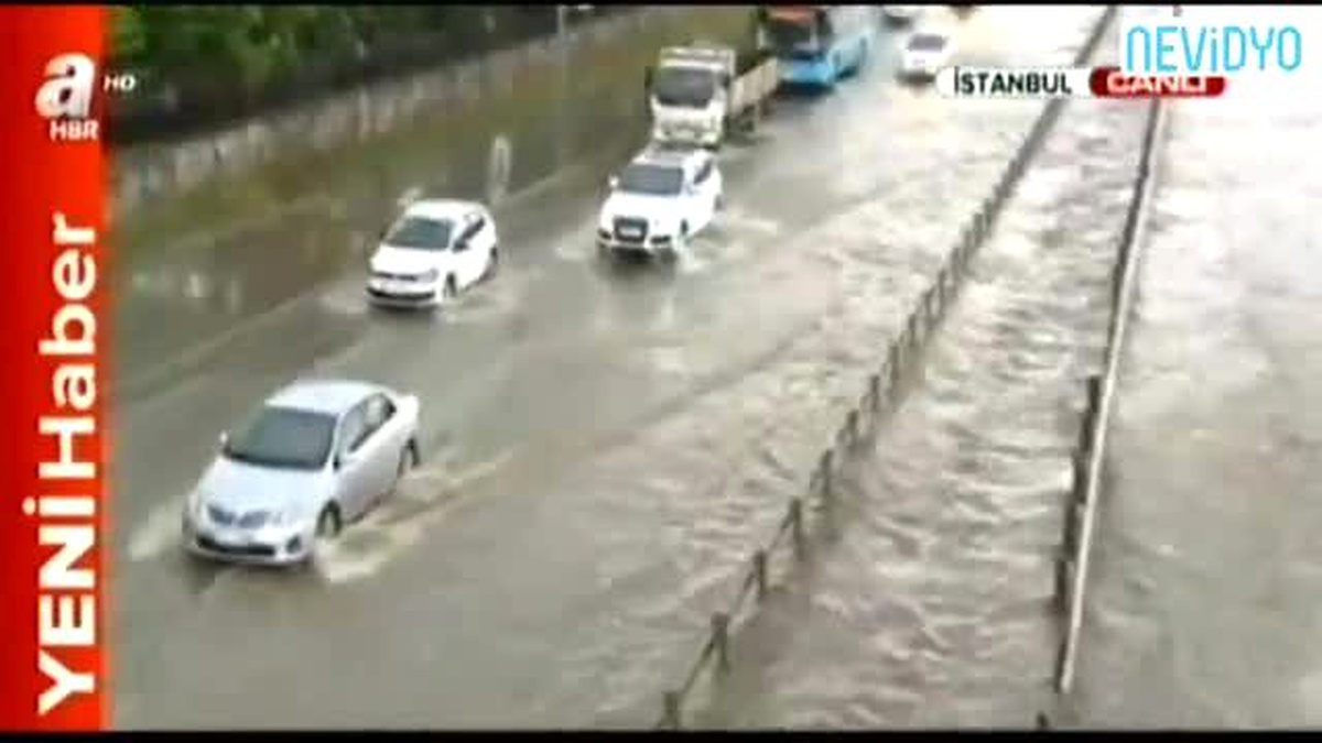 Kartal\'da 15 Dakikalık Yağış Felç Etti