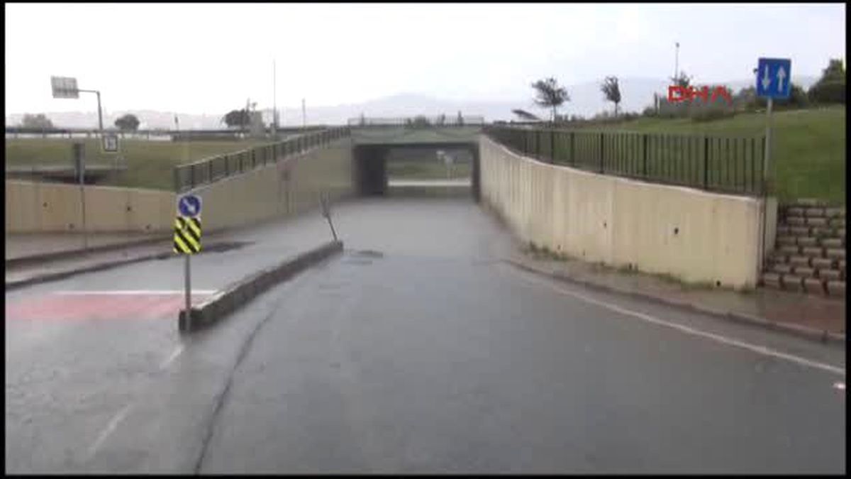 Kartal\'da Sağanak Yağmur Caddeleri Göle Çevirdi