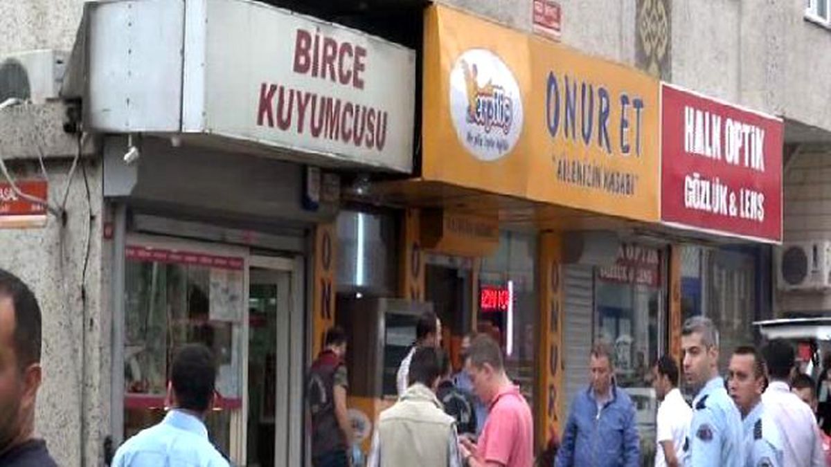Silahlı Soyguncular Kuyumcuyu Yaraladı