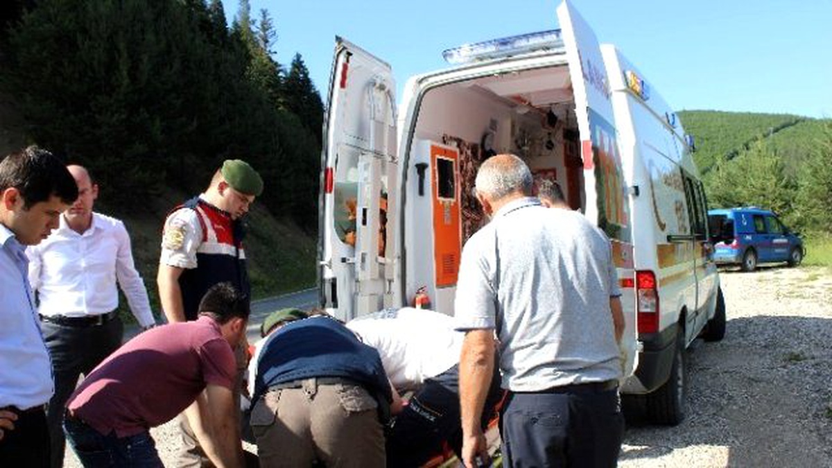 Kastamonu\'da Otomobil Tarlaya Uçtu: 5 Yaralı