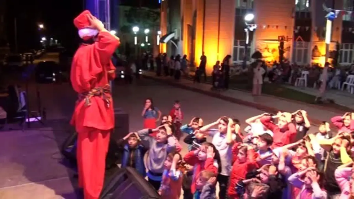 Kazan\'da Renkli Ramazan Etkinliklerinde Dilek Feneri Uçuruldu