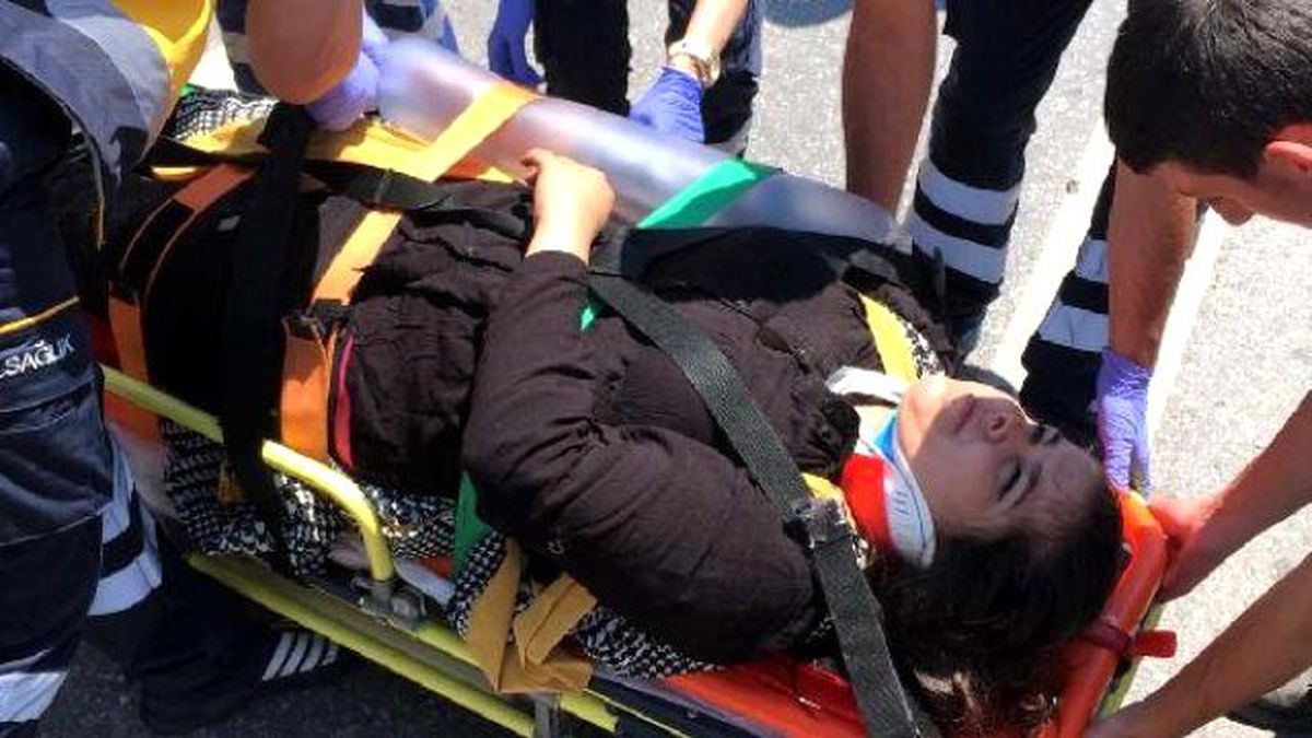 Kocaeli\'de Halk Otobüsü ile Hafif Ticari Araç Çarpıştı: 1 Ölü, 3 Yaralı- Yeniden