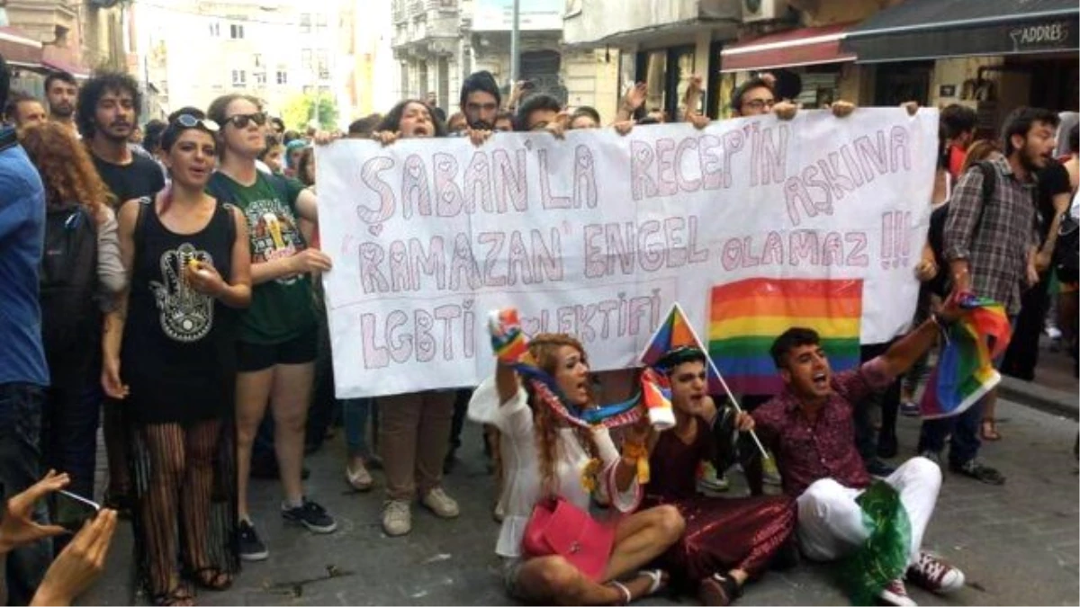 LGBT Yürüyüşünde Ramazan Ayına Hakaret Eden Pankart