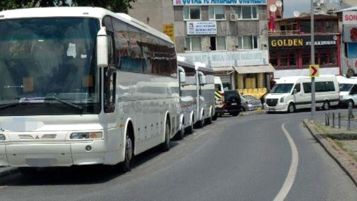 Mahalle Aralarına, Caddelere Park Eden Servis Araçları Trafiği Boğmaya Başladı