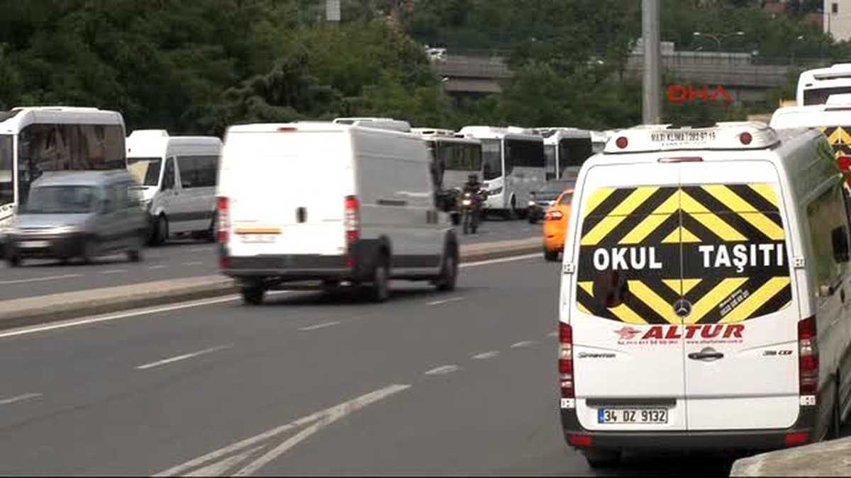 Mahalle Aralarına, Caddelere Park Eden Servis Araçları Trafiği Boğmaya Başladı