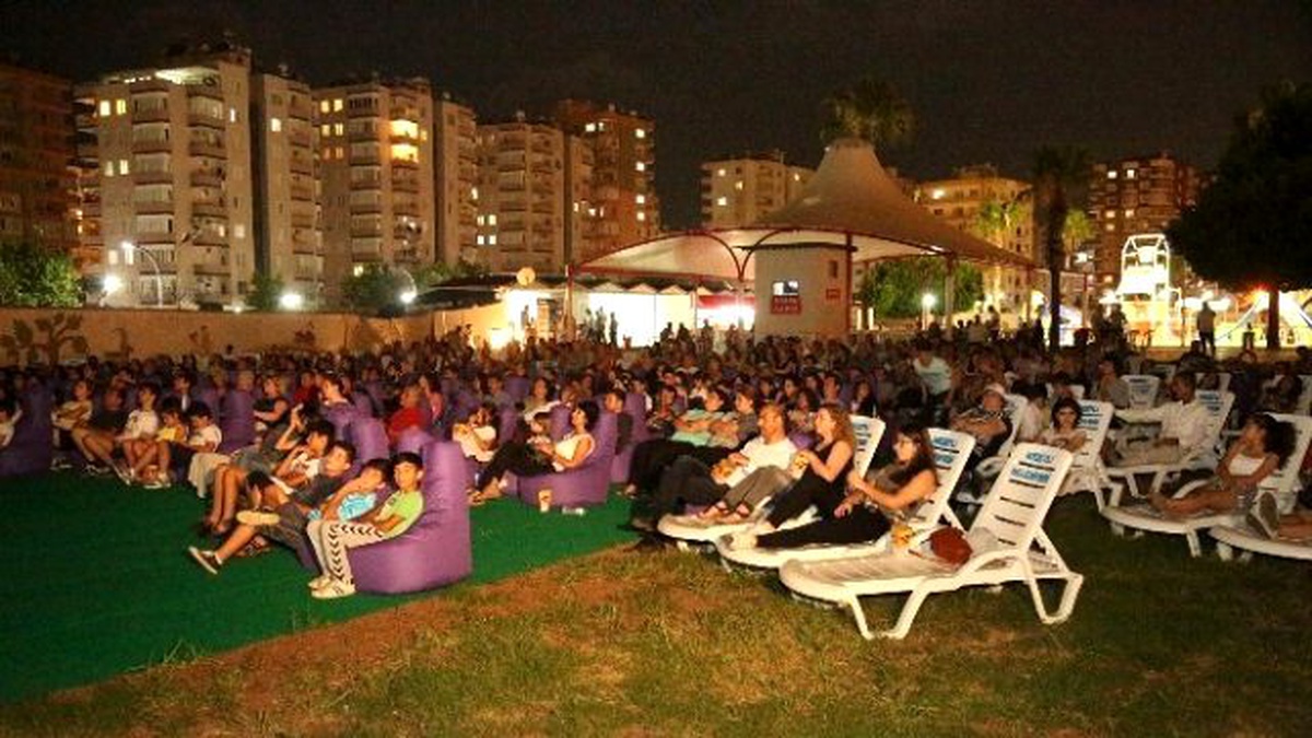 Mezitli Belediyesi\'nden Açık Havada Sinema Keyfi