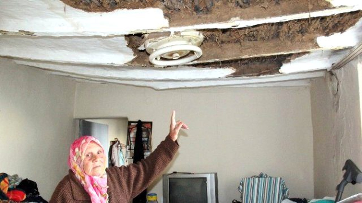 Böbrek Hastası Yaşlı Kadın Çatısı Çöken Evde Hayat Mücadelesi Veriyor