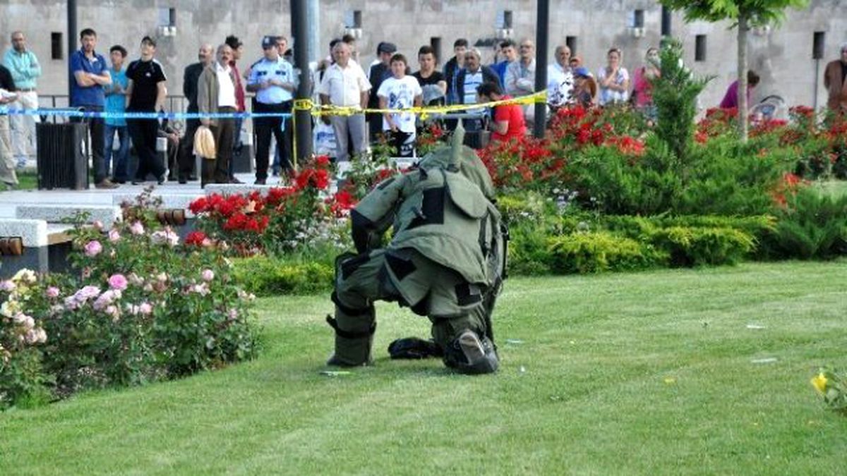 Parkta Şüpheli Çanta Korkuttu