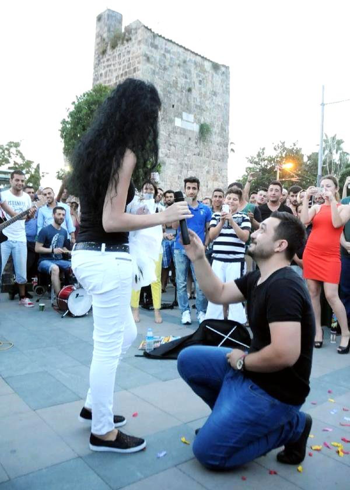 Antalya\'da Genç Bir Adam Herkesin Önünde Sevgilisine Evlenme Teklif Etti