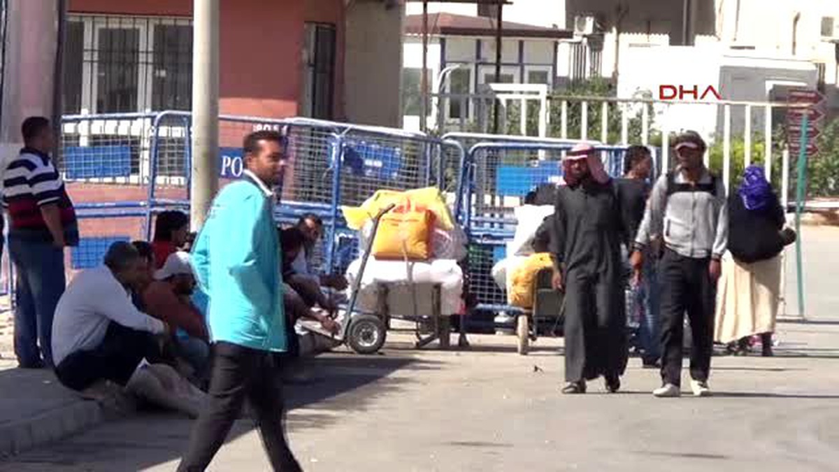 Şanlıurfa Ülkelerine Dönmek İsteyen Suriyeliler Sınırda Bekliyor