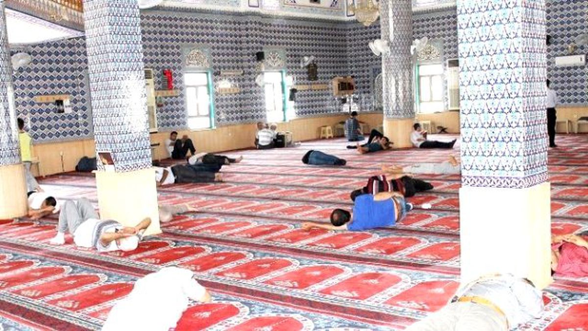 Sıcaktan Bunalan Mardinliler Camilerde Serinliyor