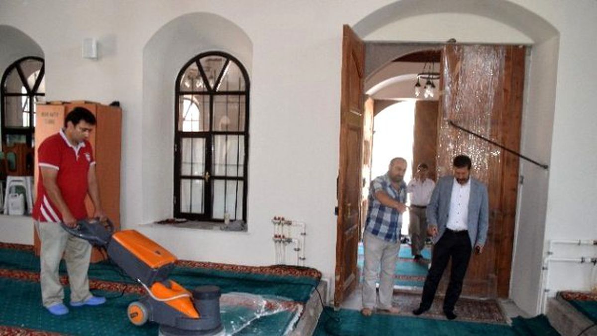 Sındırgı\'da Camilere Bayram Temizliği