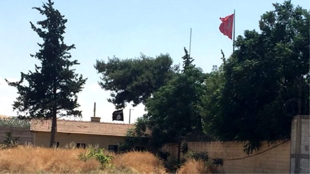 Sıfır Noktasında Türk ve IŞİD Bayrakları Yan Yana
