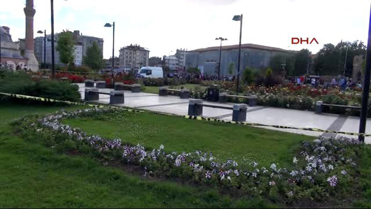 Sivas - Bomba İmha Robotu ile Patlatılan Çantadan, Cüzdan ve Telefon Çıktı