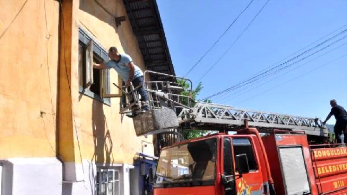 Şizofreni Hastası Kapıyı Açmayınca Eve Pencereden Girdiler