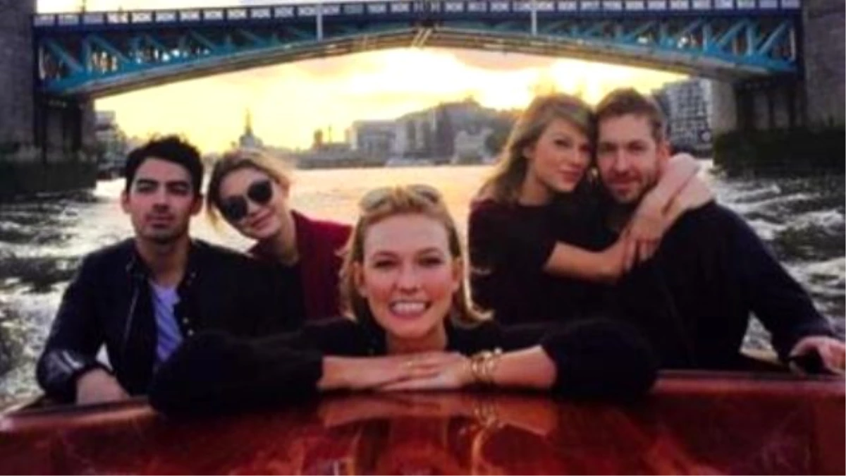 Taylor Swift Brings Entourage Along For A Boat Ride İn London