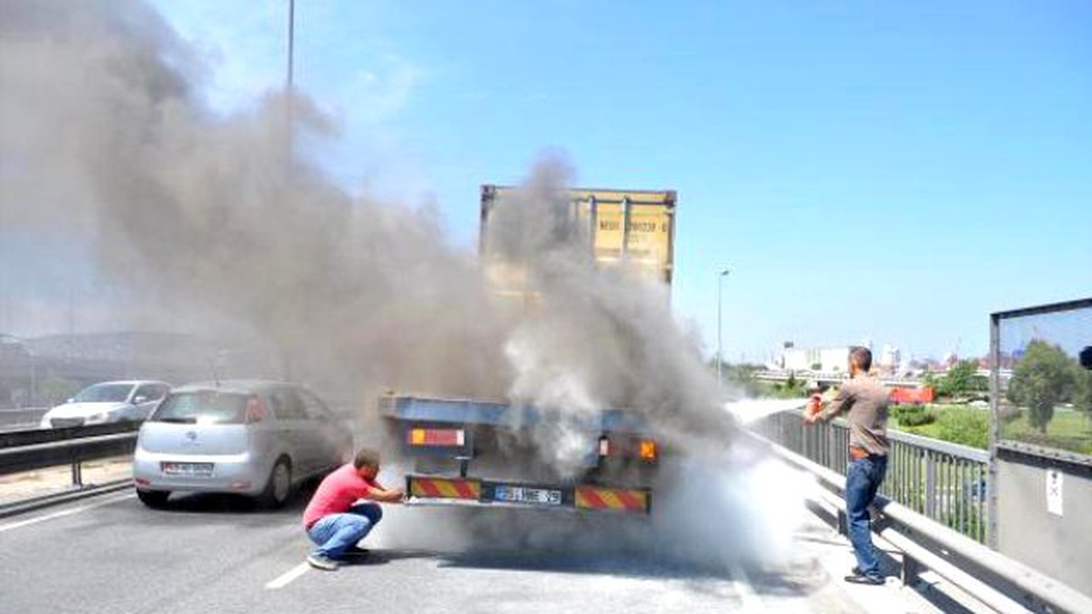 Tır\'da Yangın Çıktı, Yalnızca İki Sürücü Yardım İçin Durdu