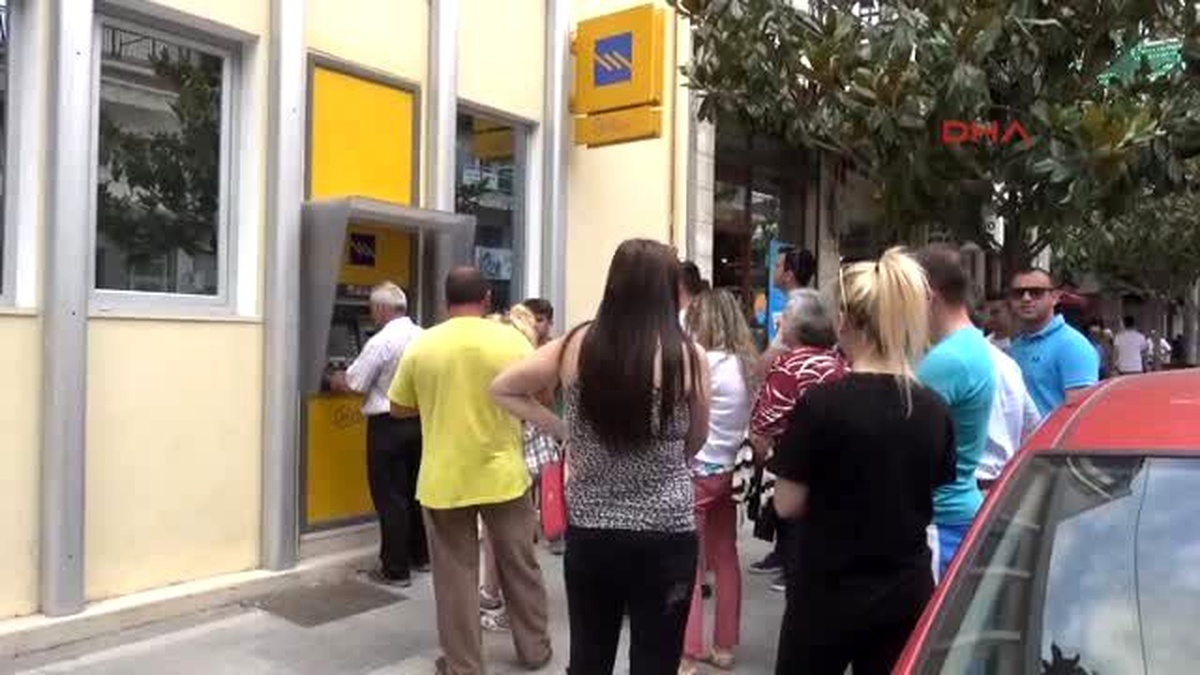 Yunanistan Komşu? da Halk Bankamatiklere Koştu