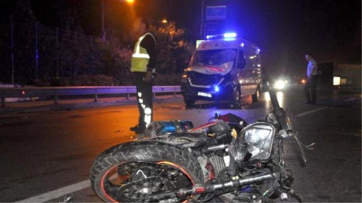 Ambulansla Motosiklet Kafa Kafaya Çarpıştı: 3 Yaralı