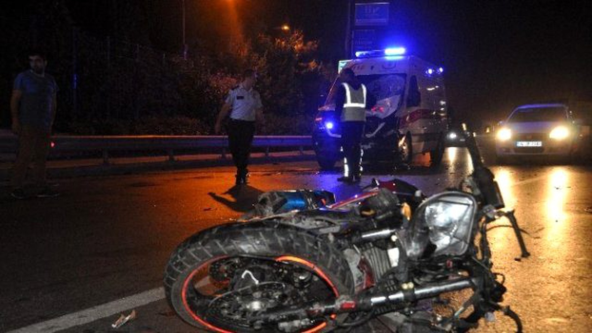 Ambulansla Motosiklet Kafa Kafaya Çarpıştı