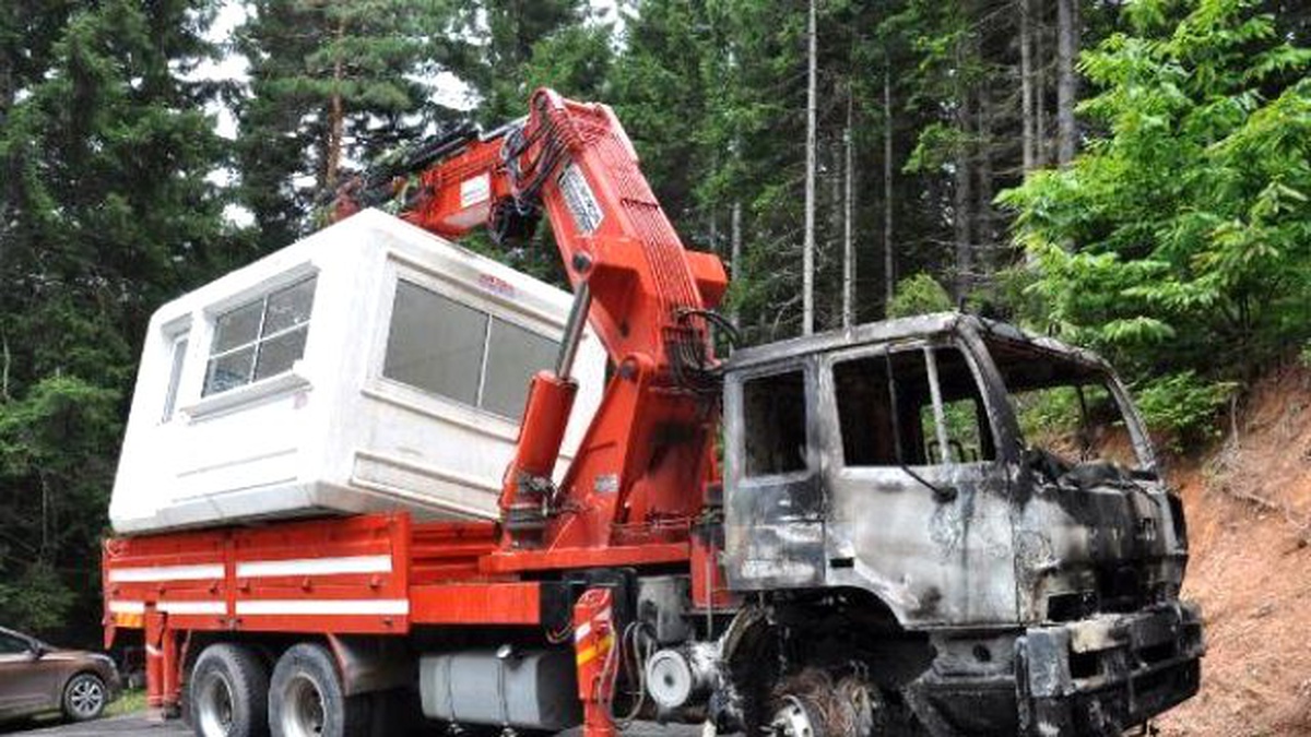 Artvin\'de İş Makineleri ve Kamyonlar Bölgeden Ayrıldı, Bir Kamyon Yakıldı