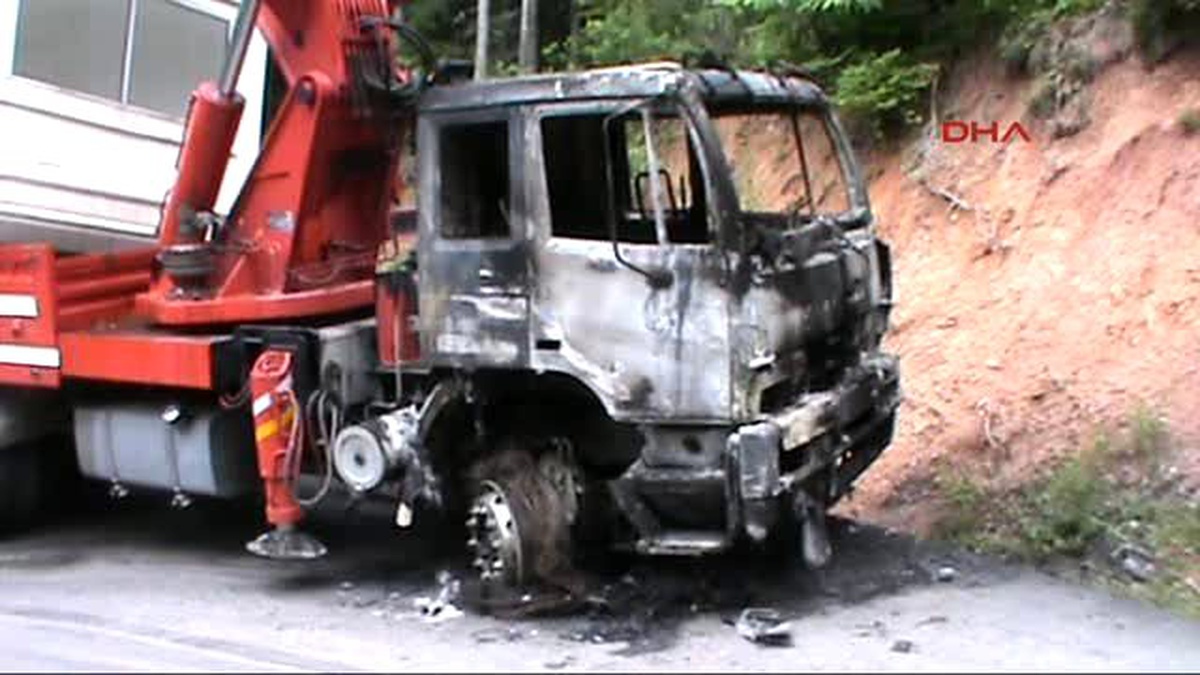 Artvin\'de İş Makineleri ve Kamyonlar Bölgeden Ayrıldı, Bir Kamyon Yakıldı