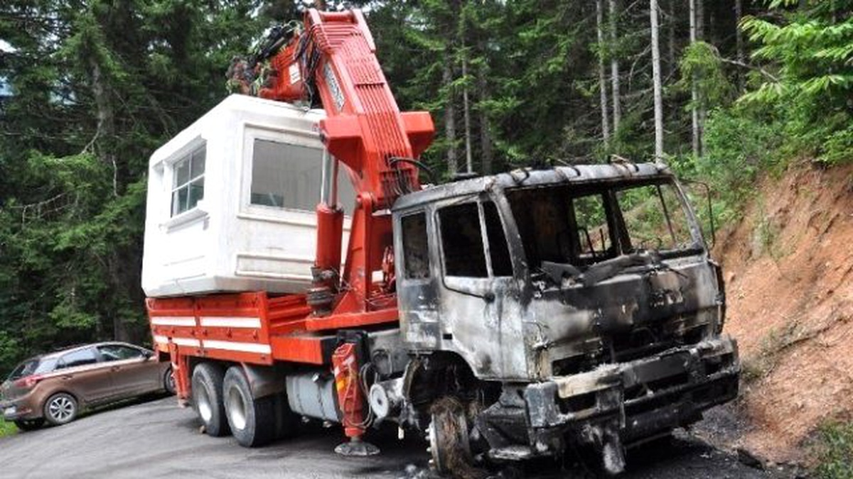 Artvin\'de Maden Sahasına Konteyner Götürürken Yolda Arızalanan Kamyon Yakıldı